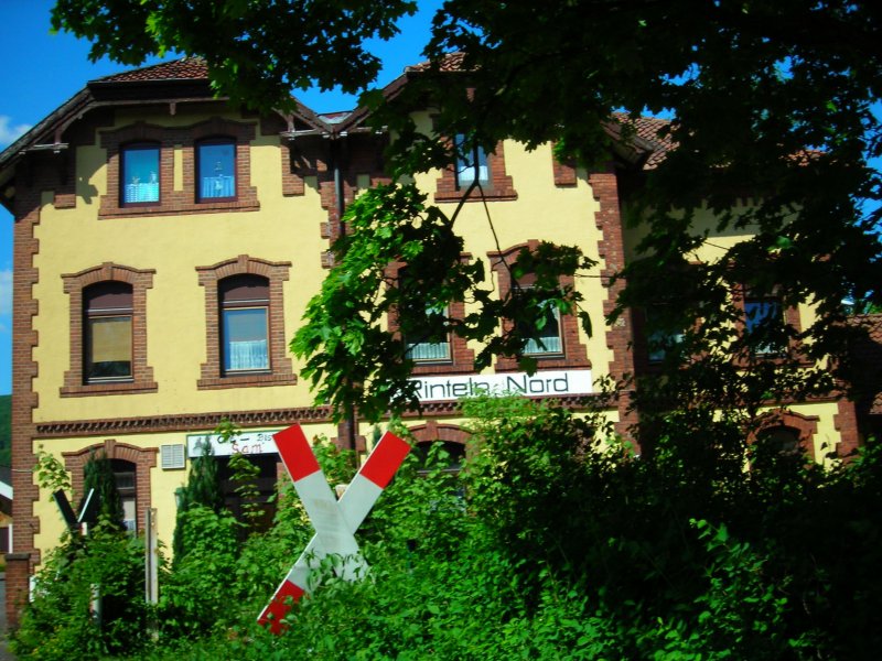 Bahnhofsgebude von Rinteln Nord am 10.5.08