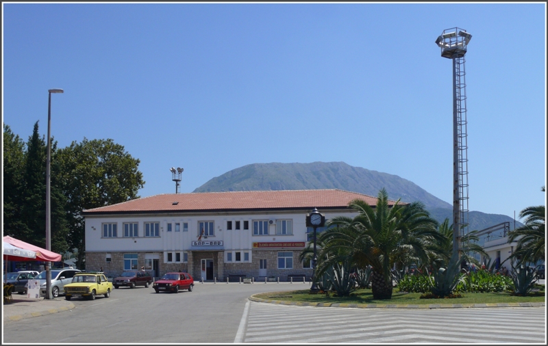 Bahnhofsvorplatz und Stationsgebude von Bar. (29.07.2009)