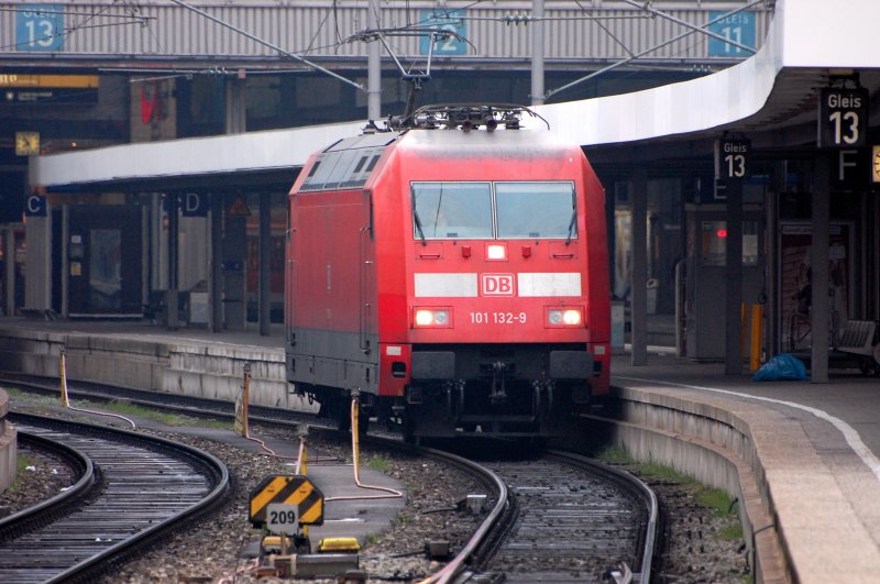 Bahnsteigschulung: Den ganzen Vormittag konnte man junge Azubi-Lokfhrer/innen beobachten, wie sie  unter Aufsicht  das angepasste Ein- und Ausfahren im Bahnsteigbereich des Mnchner Hbf bten, hier zum Beispiel mit 101 132-9.