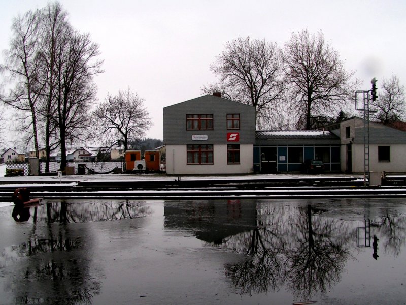 Bauhof,Bahnmeisterei spiegelt sich in der Rampe des aufgelassenen Gtermagazins; 081219