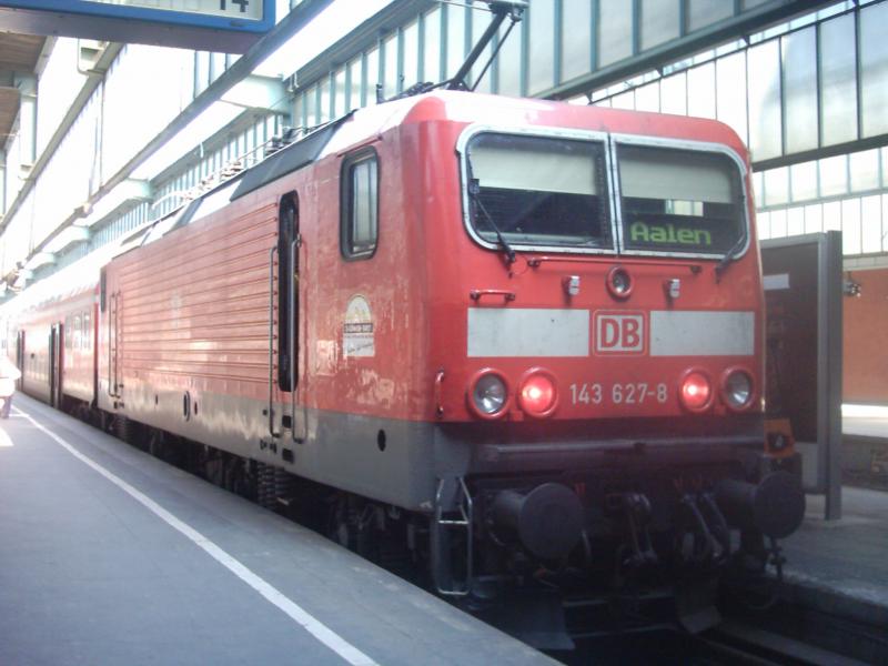 Baureihe 143 627-8 wartet am 02.04.2005 in Stuttgart Hbf auf ihre Abfahrt nach Aalen.