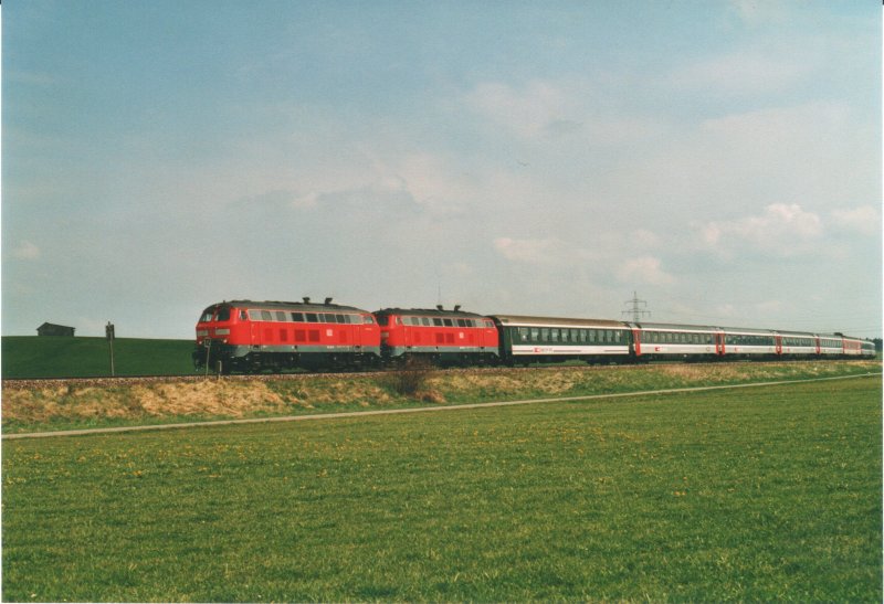 Baureihe 218 in Doppeltraktion vor dem EC Mnchen-Zrich mit Waggons der SBB auf der eingleisigen Strecke Buchloe-Memmingen kurz vor Sontheim (Mrz 2003)