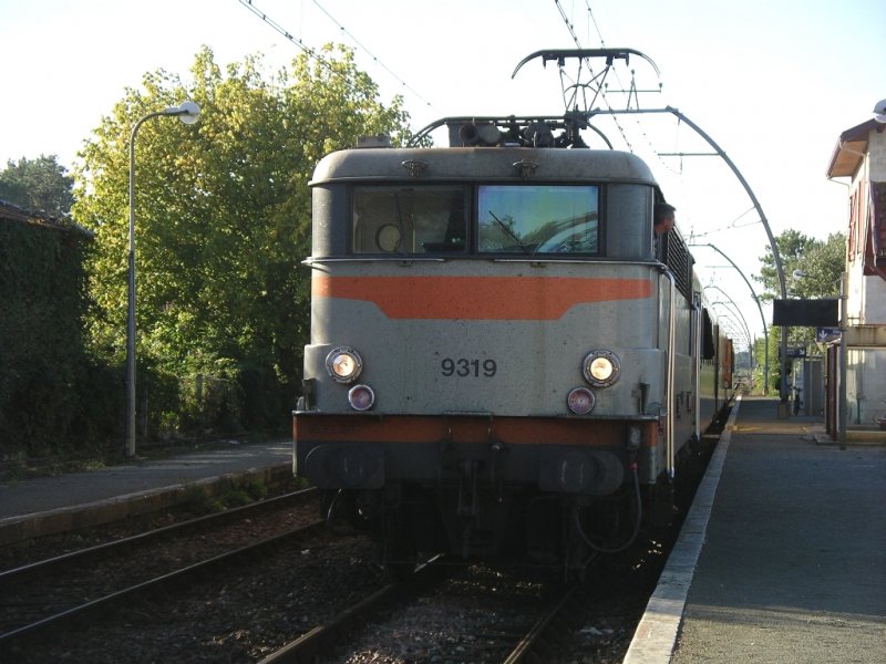 BB 9319

mit einem Regionalzug aus Arcachon im Bahnhof Le Teich


Le Teich 
17.09.2004