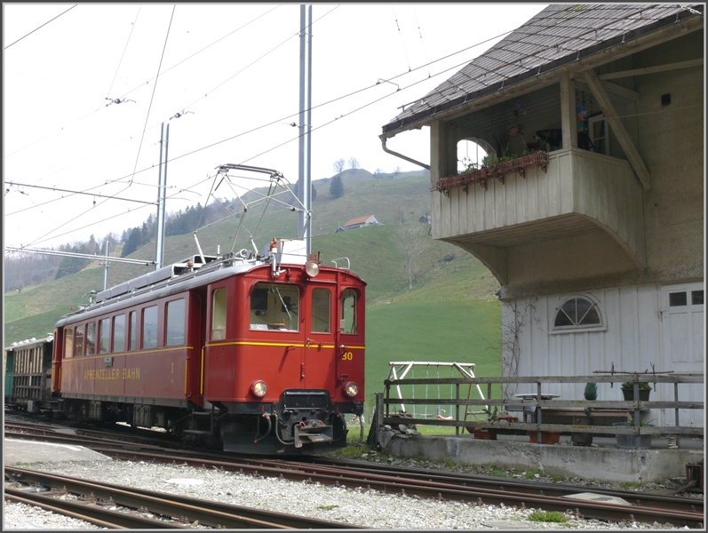 BCe 4/4 30 schiebt einen teildemontierten SGA Wagen ins Depot Wasserauen, wo der Wagen anscheinend renoviert wird. (17.04.2008)