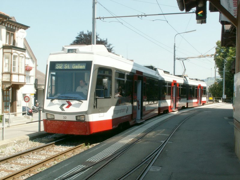 Be 4/8 Nr.32 (S 12) nach St.Gallen am 16.07.08 in der Endhaltestelle in Trogen/AR.Man beachte das zweite Gleis 
auf dem eigentlichen Perron!