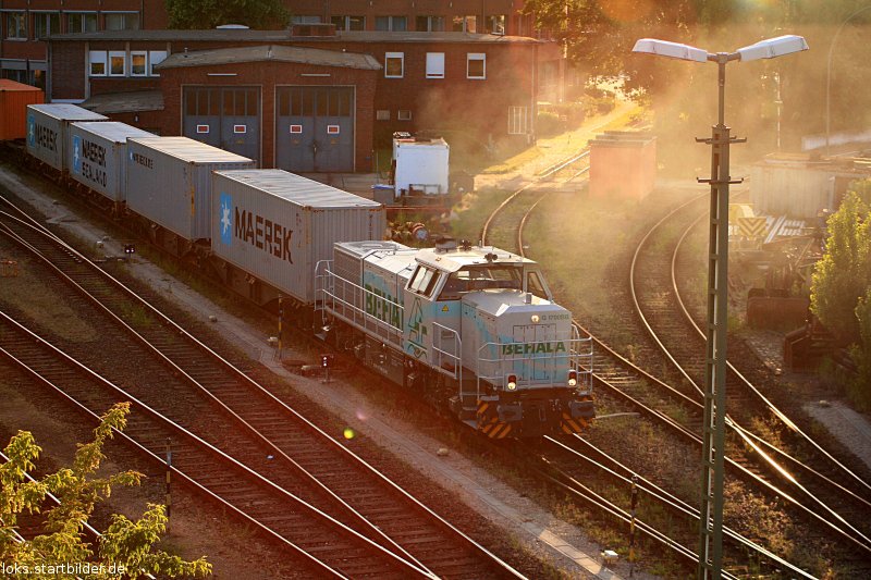 BEHALA 4 (92 80 1277 406-5 D-BHL) gibt krftig Gas beim schieben des Containerzugs (Berlin Westhafen, 05.06.2009).