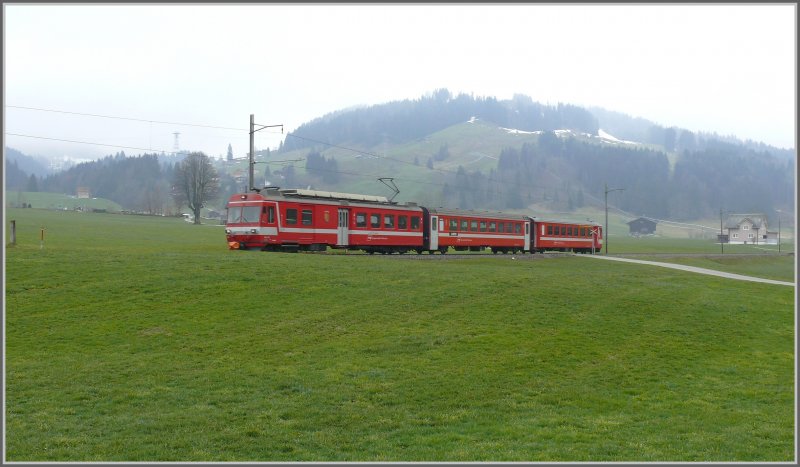 Bei Jakobsbad lichtet sich der Nebel langsam, als BDe 4/4 43 Richtung Gonten vorbeifhrt. (17.04.2008)