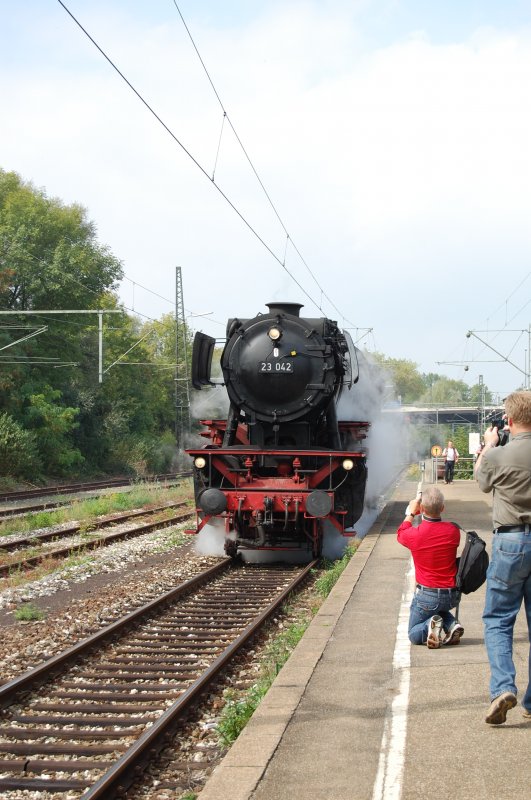 Bei den Mrklin-Tagen 2009 wurden Fhrerstandsmitfahren mit der 23 042 angeboten. Sicherlich genausoviel Freude wie mir bereitete die lautstarke Anfahrt der 23 den Leuten im Fhrerstand. Aufgenommen am 19. September 2009. 