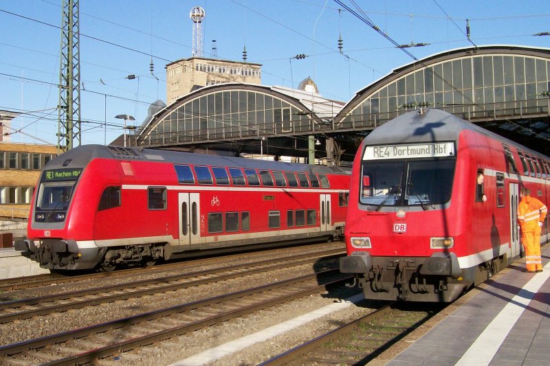 Bei Sonnigem Wetter in Aachen traffen sich der RE 1(links) und der RE4(rechts). 04.02.2007