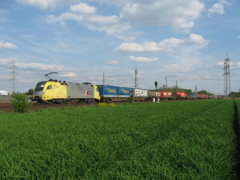 Bei wunderschnem Sonnenschein am 03.05.2008 ist ES 64 U2-013 mit Kombi-Verkehr Titel bei Porz-Wahn Richtung Norden unterwegs.