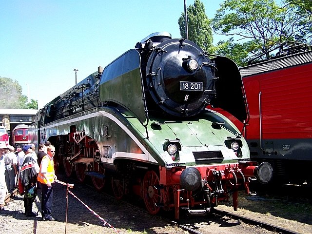 Beim BW-fest in Halle konnte man auf dem Fhrerstand 18 201 mitfahren. (15.07.07)