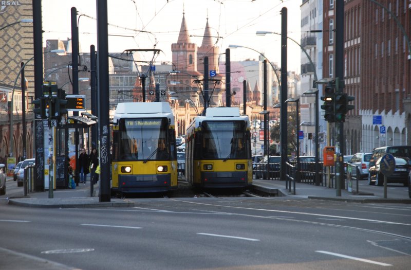 BERLIN, 31.03.2009, MetroTram M10 an der Endhaltestelle S+U-Bahnhof Warschauer Straße; rechts die Bahn, die soeben vom Nordbahnhof eingetroffen ist, links die Bahn, die in Kürze dorthin fährt