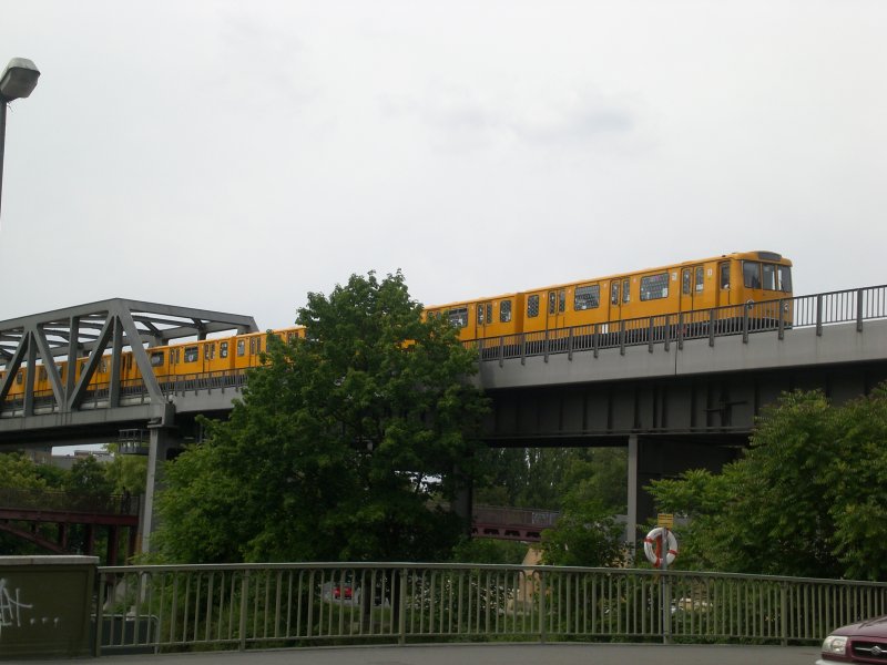 Berlin: Die U1 nach S+U Bahnhof Warschauer Strae nahe vom U-Bahnhof Mckernbrcke.