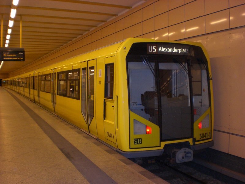 Berlin: Die U5 nach S+U Bahnhof Alexanderplatz im U-Bahnhof Weberwiese.