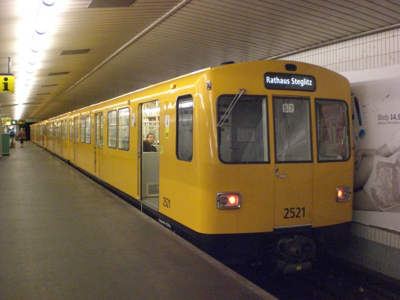 Berlin: Die U9 nach S+U Bahnhof Rathaus Steglitz im U-Bahnhof Spichernstrae.