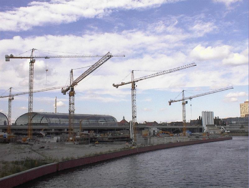 Berlin Lehrter Stadtbahnhof, 3.8.02:
Baukranwste.