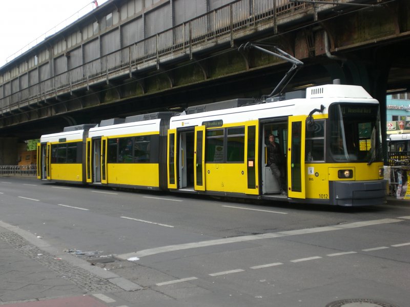 Berlin: Straenbahnlinie M1 nach Rosenthal Nord am S+U Bahnhof Schnhauser Allee.