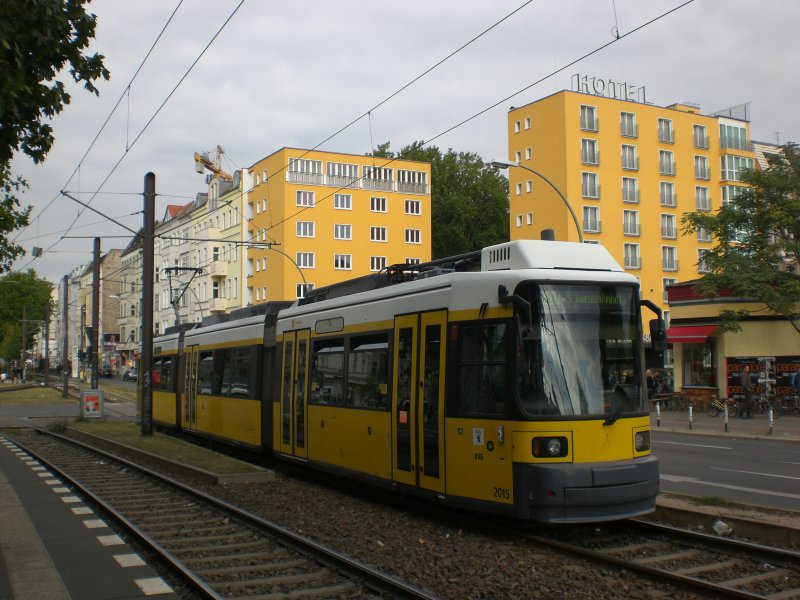 Berlin: Straenbahnlinie M10 nach S-Bahnhof Nordbahnhof am S-Bahnhof Warschauer Strae.