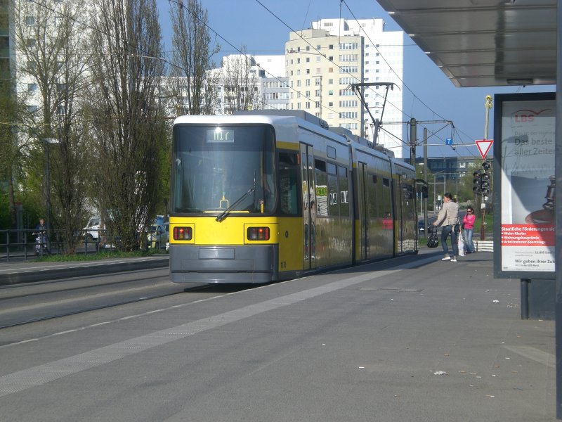 Berlin: Straenbahnlinie M17 nach Falkenberg am S-Bahnhof Hohenschnhausen.