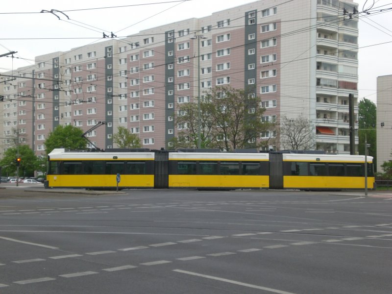 Berlin: Straenbahnlinie M17 nach Falkenberg an der Haltestelle Hohenschnhausen Prerower Platz.