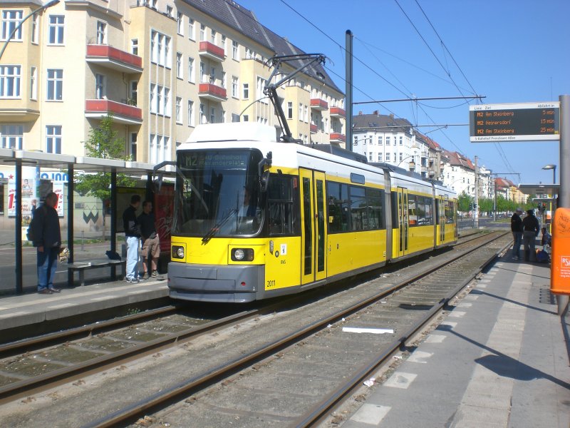 Berlin: Straenbahnlinie M2 nach S+U Bahnhof Alexanderplatz am S-Bahnhof Prenzlauer Allee.