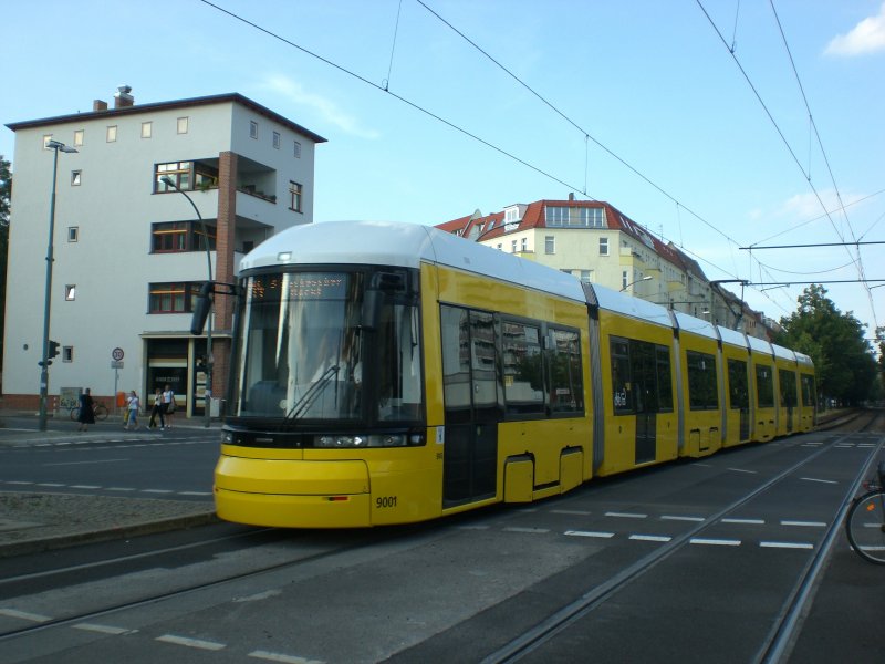 Berlin: Straenbahnlinie M4 nach S-Bahnhof Hackescher Markt am S-Bahnhof Greifswalder Strae.