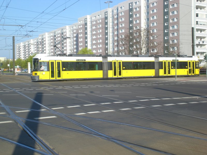 Berlin: Straenbahnlinie M5 nach Hohenschnhausen Zingster Strae an der Haltestelle Hohenschnhausen Prerower Platz.