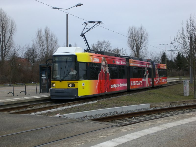 Berlin: Straenbahnlinie M6 nach U-Bahnhof Schwarzkopfstrae an der Haltestelle Hellersdorf Risaer Strae.