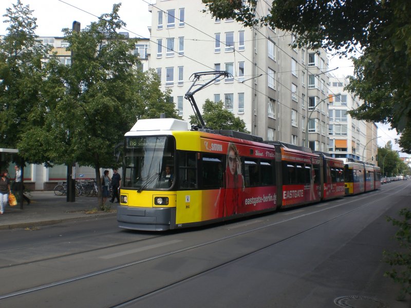 Berlin: Straenbahnlinie M8 nach U-Bahnhof Schwarzkopfstrae am S-Bahnhof Nordbahnhof.