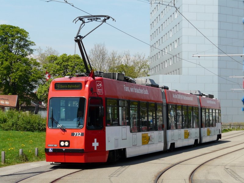 Bern mobil - Tram Be 4/8 732 unterwegs auf der Linie 9 in der Tramwendeschlaufe beim Eisstadion von Bern am 03.05.2009