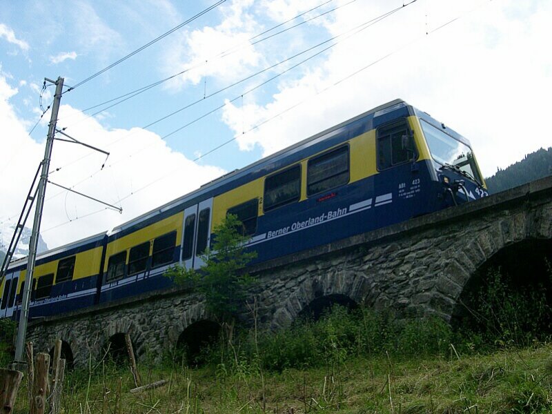 Berner Oberland 2007 - Kurz nach dem seiner Abfahrt in Lauterbrunnen, konnte am 29.07.2007 der Steuerwagen 423 der Berner Oberland-Bahn im Bild festgehalten werden. Der Zug befindet sich bereits im ersten von zwei Zahnstangenabschnitten auf dieser Strecke, welcher direkt nach dem Bahnhof Lauterbrunnen beginnt.