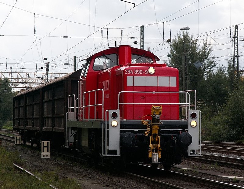 Bespannt mit einigen wenigen Gterwagen rauscht diese 294er in Richtung Duisburg am Haltepunkt  Entenfang  vorbei. Das Foto stammt vom 13.09.2007