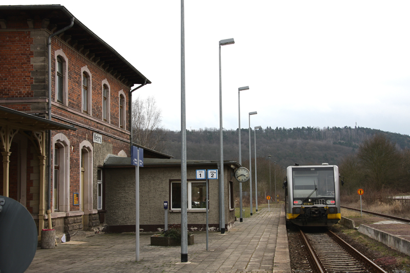 Bf Nebra mit 672 907 als RB 25893 am 26.03.2009.