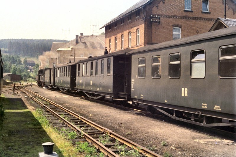 Bhf. Jhstadt mit Planzug aus Wolkenstein um 1984, Prenitztalbahn vor der Stillegung