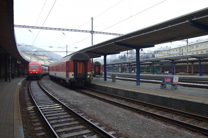 Blick auf den Bahnhof Bratislava hl. st. (Hlavna Stanica = Hauptbahnhof). Der in einer Kurve im Norden der Stadt gelegene Bahnhof ist Ausgangspunkt fr fast alle Zge in das Land und ins nahe sterreich. Links steht 2016-006 und wartet darauf, einen REX nach Wien-Sdbahnhof zu schieben.
Bratislava, der 30.12.2008