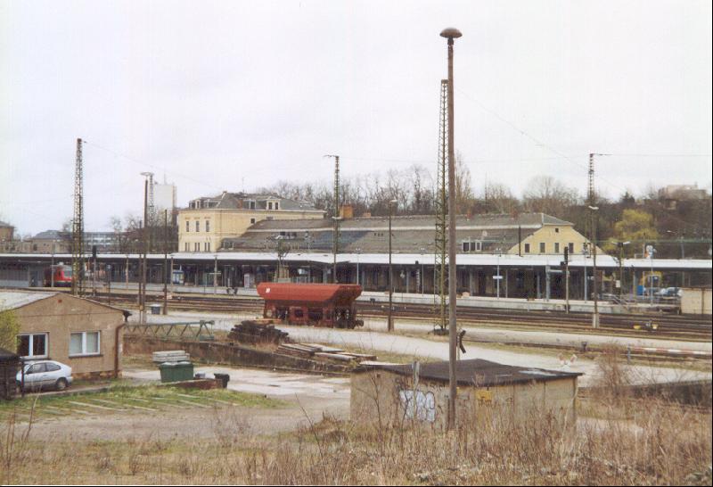 Blick auf das Bahnhofsgebude und die Bahnsteige.