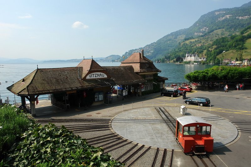 Blick auf die Drehscheibe mit der kleinen Akku-Rangierlok Ta 2/2-1 am Bahnhof Vitznau, direkt am Vierwaldsttter See. Rechts im Hintergrund das mchtige Park-Hotel. 1.5.2007