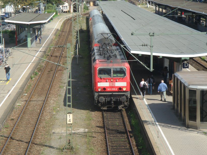 Blick auf die RegionalBahn nach Neustadt im Schwarzwald mit BR 143 055-2 im Bahnhof Freiburg im Breisgau.