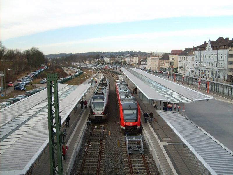 Blick aus dem Obergeschoss des neuen Bahnhofsgebudes in Iserlohn beim Tag der offenen Tr auf den Ruhr-Sieg-Express von Abellio und auf die Ardey-Bahn 