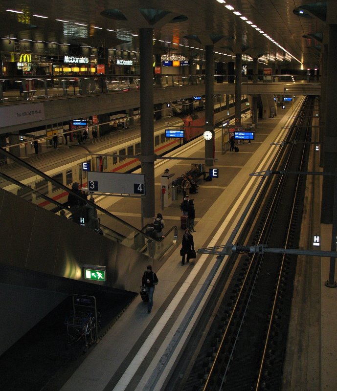 Blick in den Berliner Hauptbahnhof (tief).
(24.11.2008)