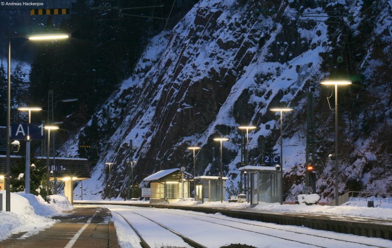 Blick vom Bf Triberg Richtung St.Georgen (Singen) am Abend des 19.2.09