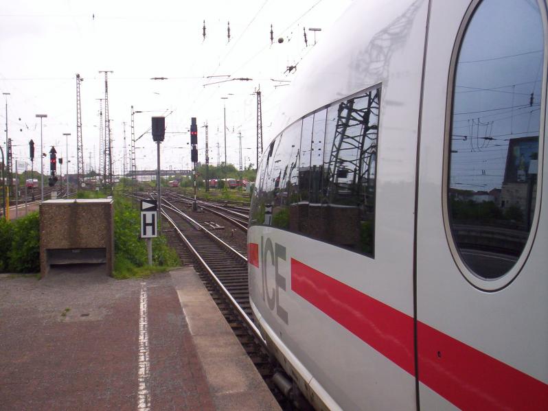 Blick vorbei an einer 403 in das Gleisvorfeld des Dortmunder Hauptbahnhof´s. 22.07.2005