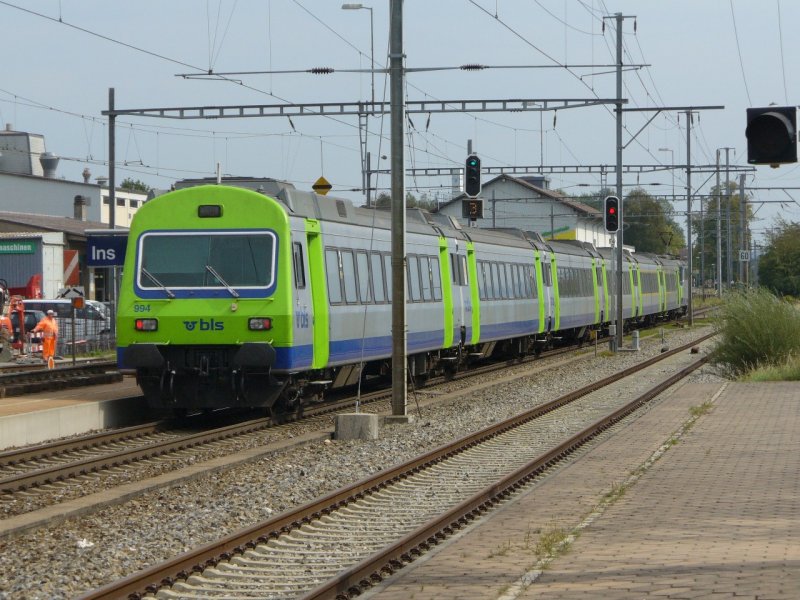 bls - Ausfahrender Regioexpress aus dem Bahnhof von INS in richtung Kerzers , am Schluss der Steuerwagen Bt 50 63 29-37 994 . Bild vom 17.09.2007