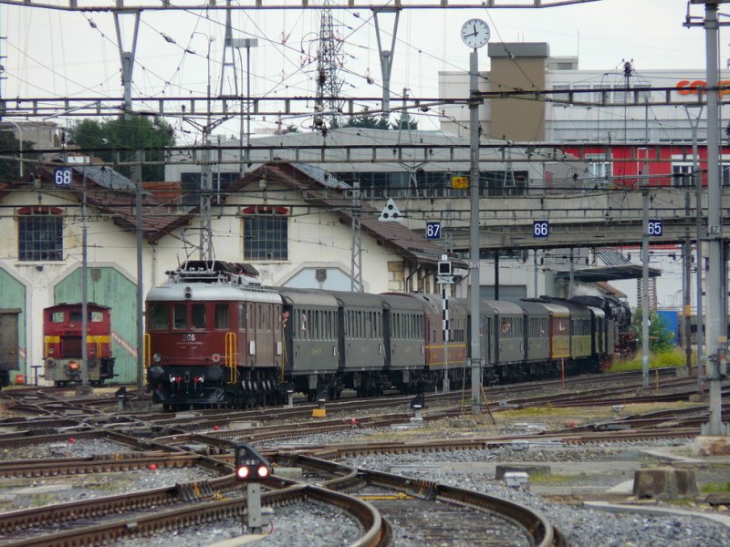 BLS - Extrazug mit der BLS Ae 6/8 205 und 10 Personenwagen und der Dampflok 01 202 im Bahnhofsareal von La Chaux de Fonds am 04.07.2009