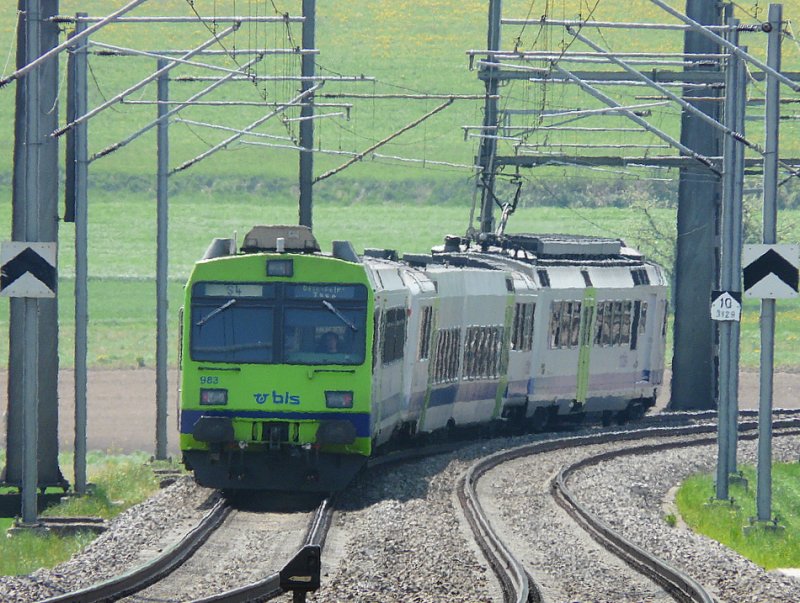 bls - Regio nach Bern - Thun mit dem Steuerwagen ABt 50 63 39-33 983-6 unterwegs kurz nach dem SBB Bahnhof Schnbhl am 01.05.2009
