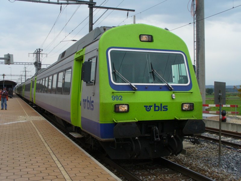 bls - Regioexpress im Bahnhof von INS in richtung Kerzers , am Schluss der Steuerwagen Bt 50 63 29-37 992-8 . Bild vom 17.09.2007