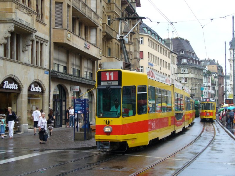 BLT - Gelenktriebwagen 233 in den Strassen von Basel am 09.06.2007