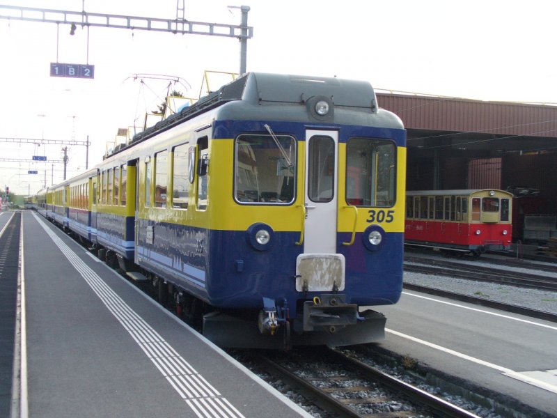 BOB - Einfahrender Regionalzug mit Triebwagen ABeh 4/4 305 im Bahnhof von Wilderswil am 02.09.2007