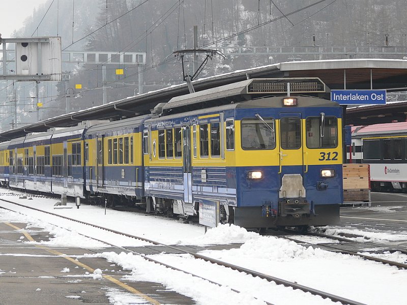 BOB - Zahnradtriebwagen ABeh 4/4 312 mit Zug nach Lauterbrunnen  in Interlaken Ost am 10.01.2009