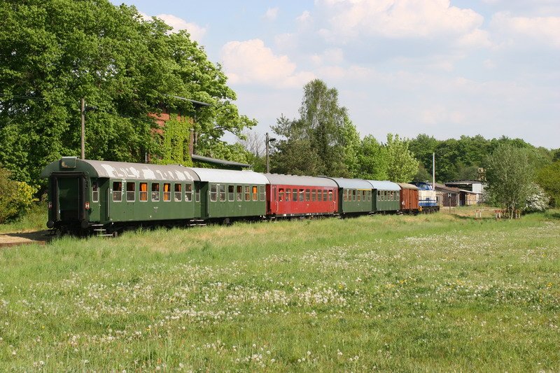 Bobzin der eingefahrene Sonderzug fhrt nach kurzm Halt nach Hagenow zurck. Gezogen wird der Sonderzug aus Lneburg von der 1402 der D & D Eisenbahngesellschaft mbH. 06.05.2007